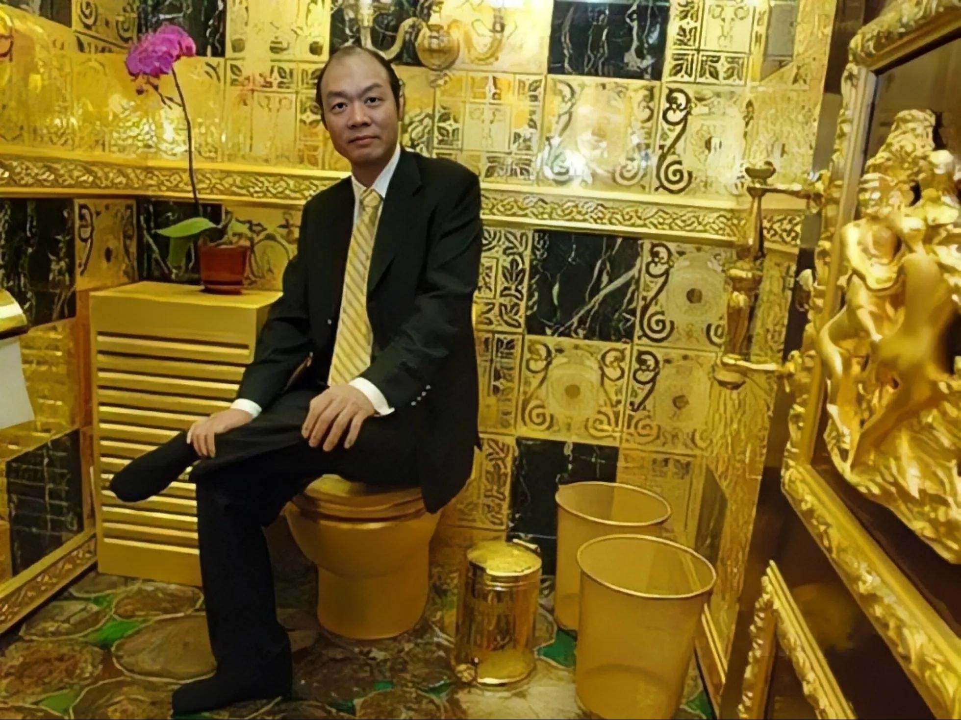 2001年他花3800万，用掉380公斤黄金盖了一间厕所，后来怎样了