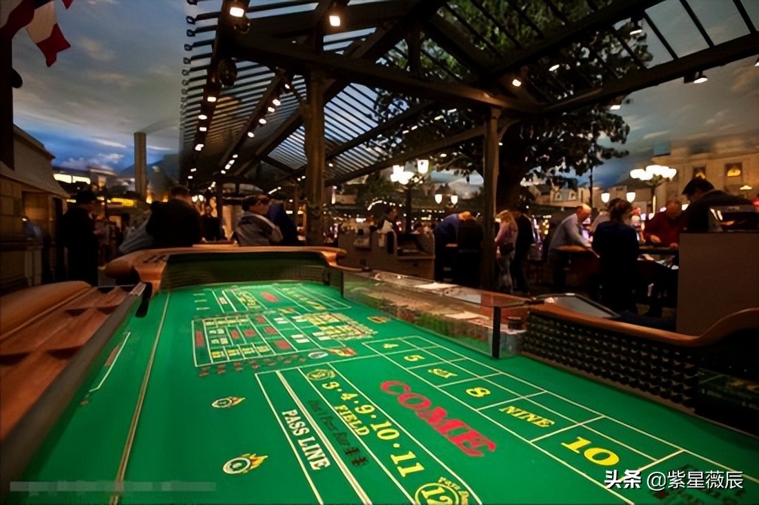 2002年美国老头买彩票中3亿美元,6年挥霍到家破人亡:每天花96万