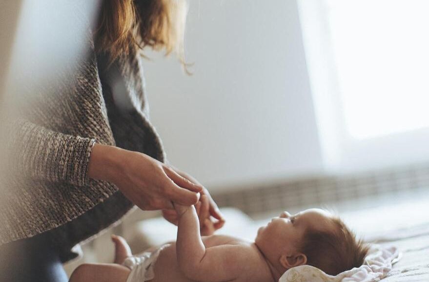 宝宝穿纸尿裤多久换一次尿不湿,宝宝尿不湿用到多大换成纸尿裤