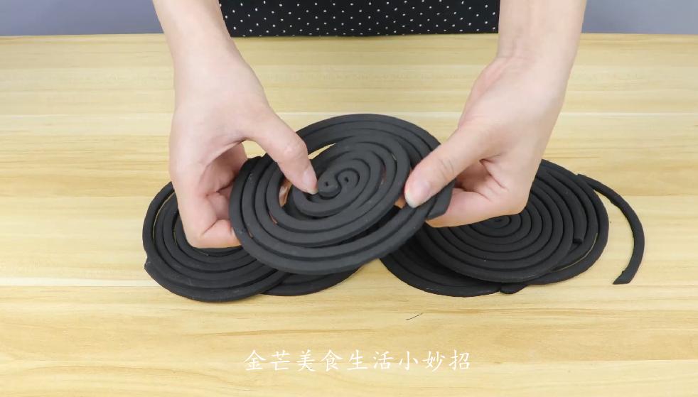 今天才发现，一条毛巾就能把蚊香完整分离，1秒一个，太实用了