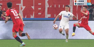 被武磊狠狠上了一课!24岁超新星后卫被拿捏,不知不觉送了点球!