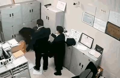 涓婃捣涓ゅコ浜烘鎵撳悓浜嬬殑澶勭悊缁撴灉,涓婃捣宸ヤ綔浜哄憳娈存墦濂冲瓙