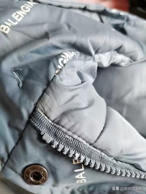 夏天白衣服有油渍怎么办,衣服的油渍干了久了有印怎么洗掉