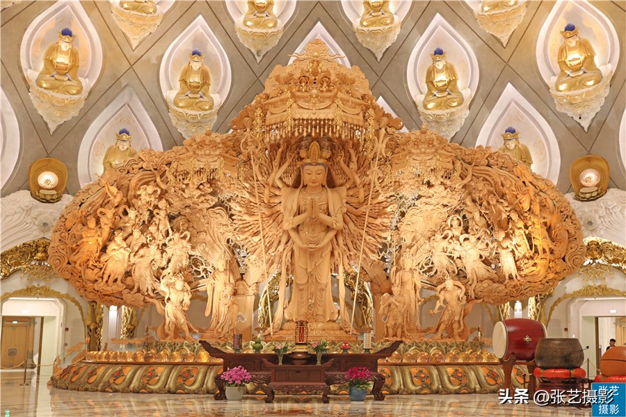 悬挂五星红旗豪华邮轮招商伊敦号，穿过百年历史尘烟再次启航