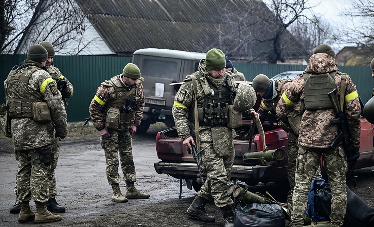 乌军征兵抓壮丁又出新招，假扮圣诞老人骗开门，强制发放征兵传票