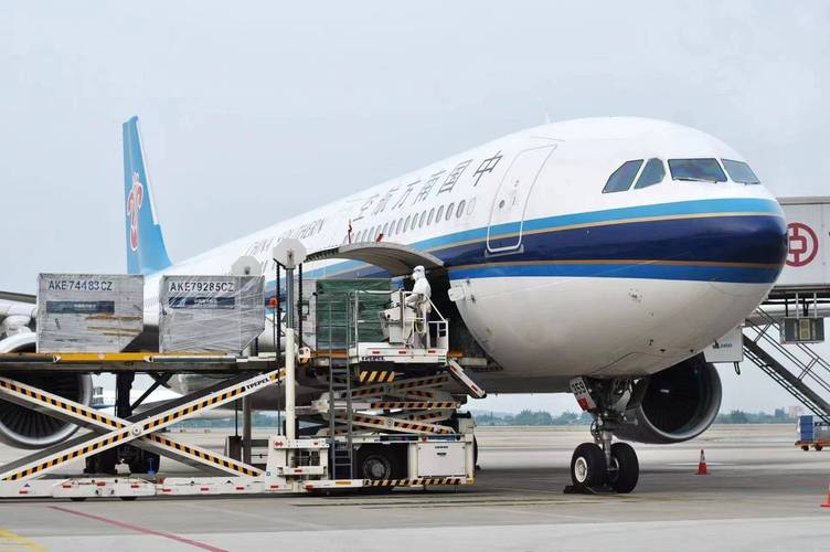 民航飞机靠飞机票赚钱吗,航空公司靠飞机票能盈利吗