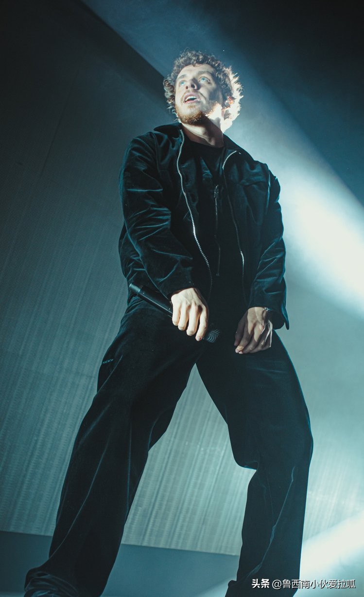 音乐青春无敌!JISOO百折小短裙、艾蜜莉亚火辣全透视