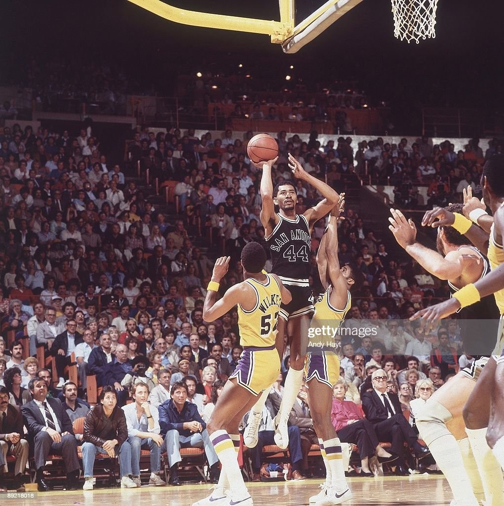 米切尔晃倒马刺10号,米切尔17赛季马刺