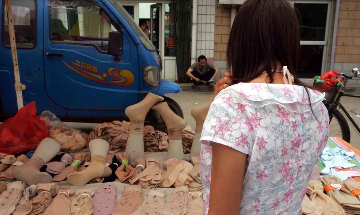 云南小伙摆地摊卖袜子半年翻身,摆摊小伙赚87万