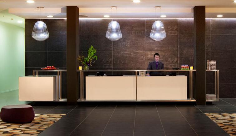 灰色收入揭秘：酒店前台的暗流涌动！