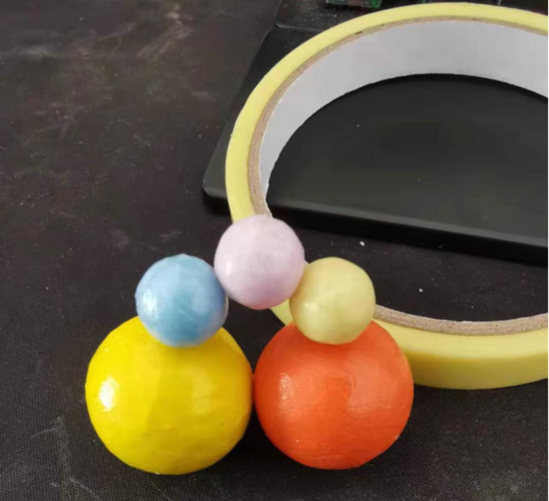 嘴咬胶带球，吞食水宝宝，网红玩具引发家长担忧：不是解压是危险