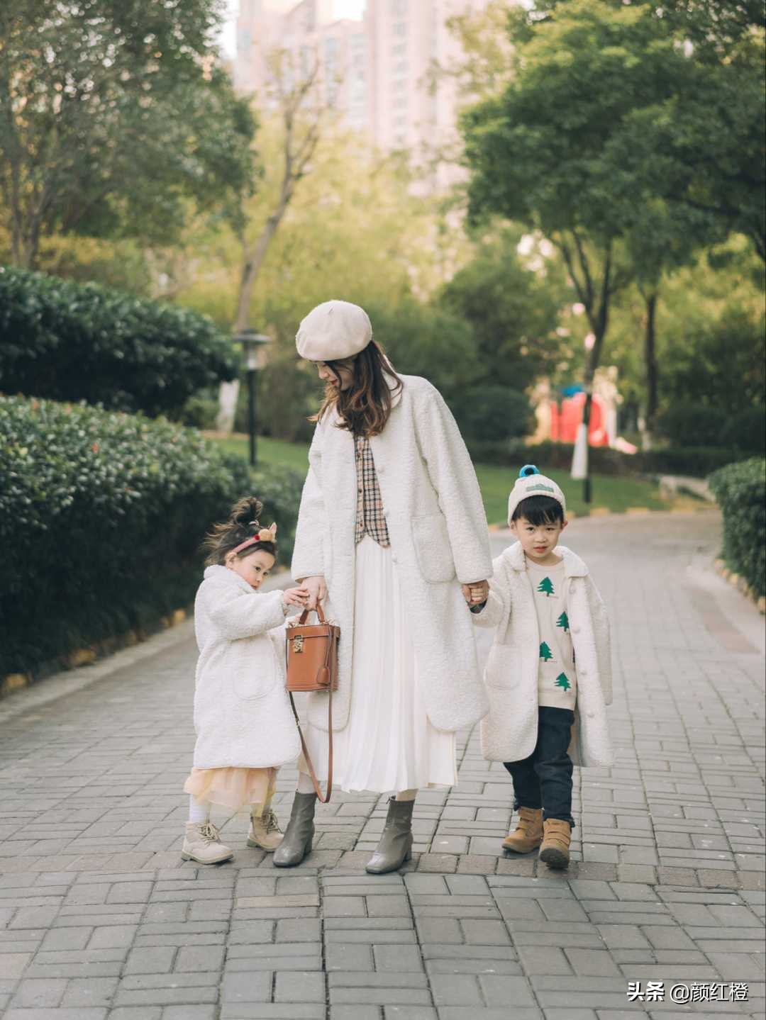 又火了一种穿法叫“羊毛羔外套+半身裙”，洋气精致还保暖，太美