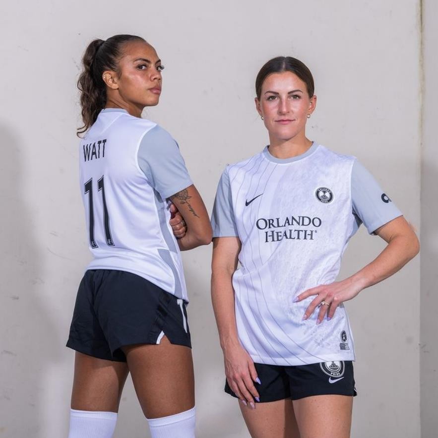 为了让生理期选手有自信，美女子足球队将队服颜色改为黑色