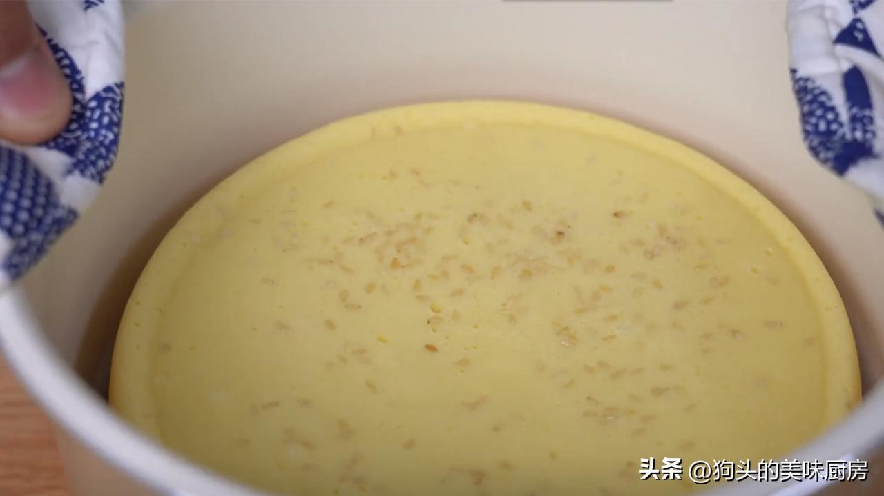 鸡蛋放绞肉机里做蛋糕,把鸡蛋放入绞肉机