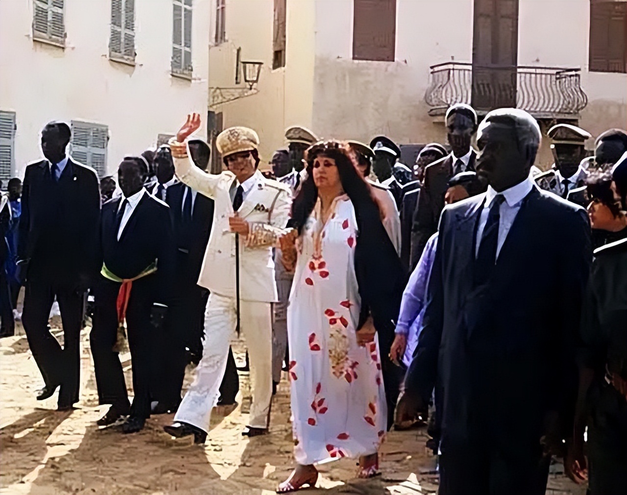 舞女曝光与卡扎菲三儿子情史：睡在一张床只接吻，其它什么也不做