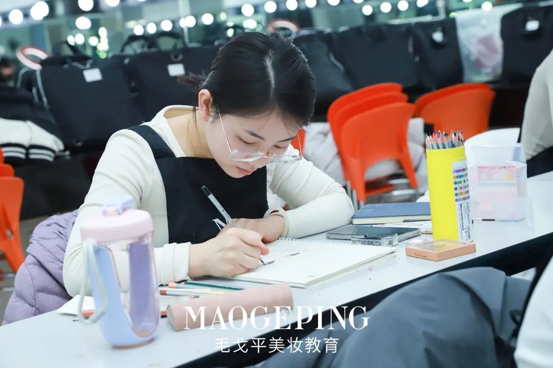 上海毛戈平化妆培训学校,毛戈平学校学几个月比较好