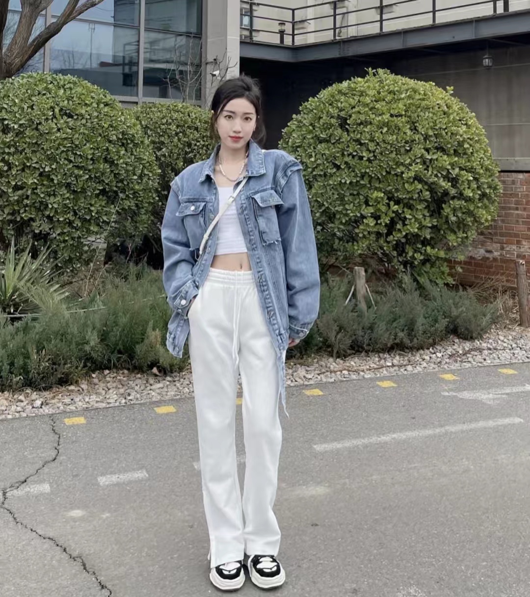 牛仔外套怎么穿搭才好看,牛仔外套的穿搭技巧和方法