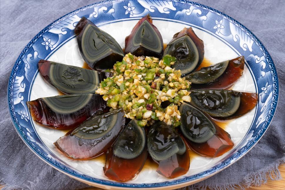 简单凉拌皮蛋的正确方法和配料,做凉拌皮蛋的皮蛋要煮一下不