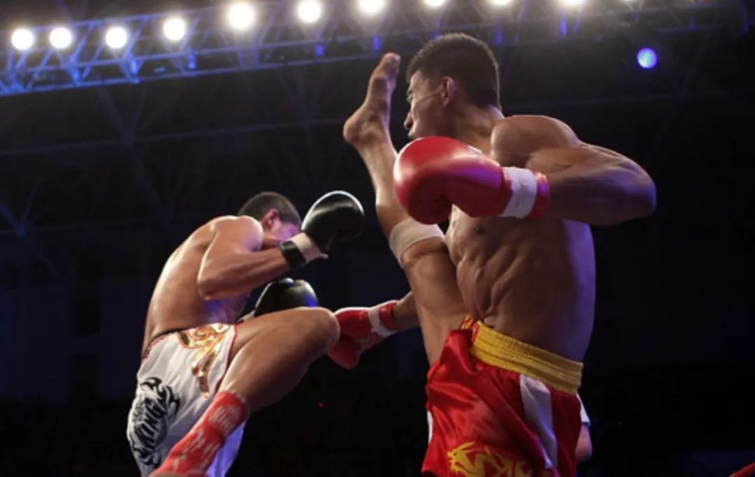 回顾｜士可杀不可辱！泰拳小将被一腿劈疯？中国散打鬼脚白霸气KO