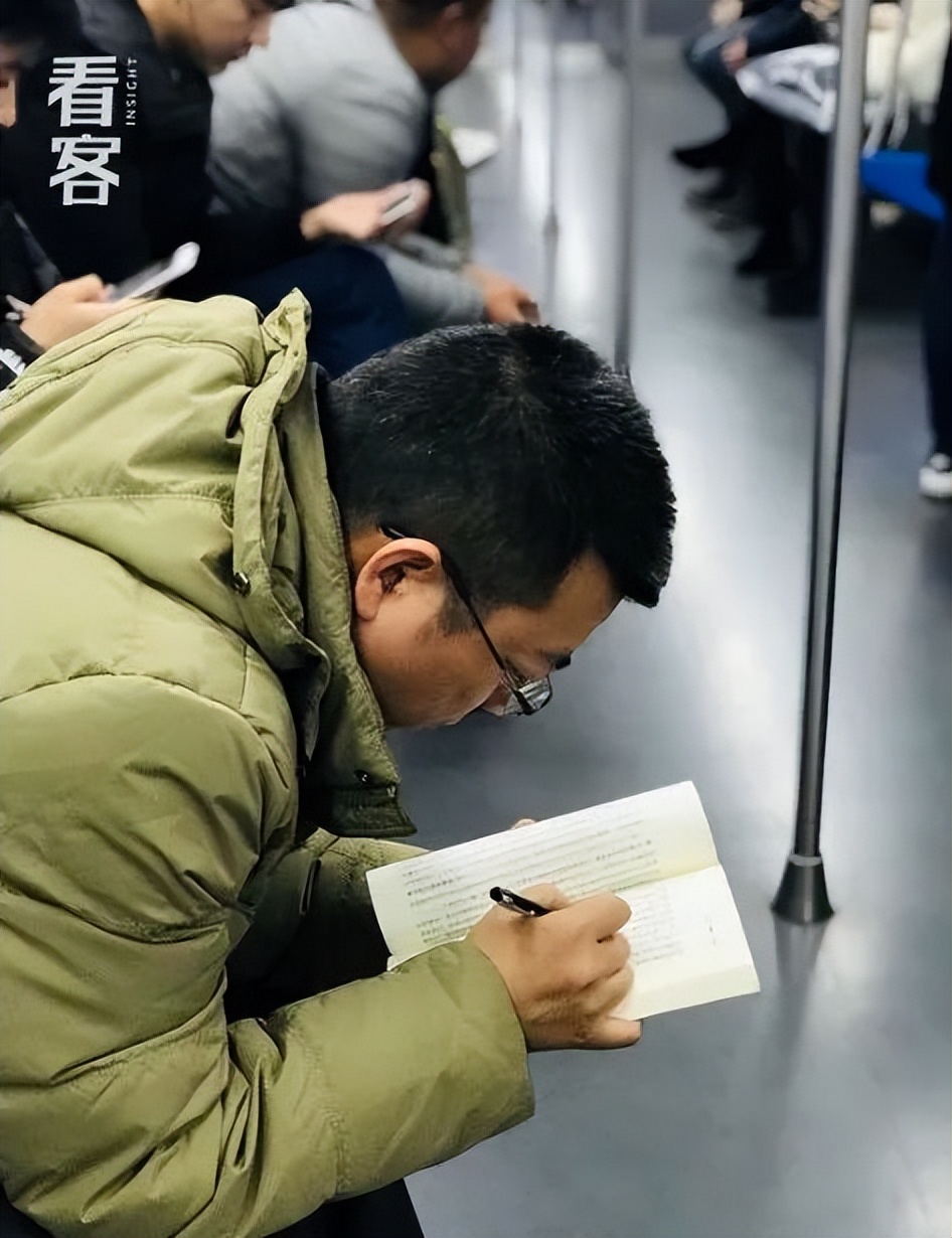 北京通勤路上,她用镜头记录2000个捧着书的人