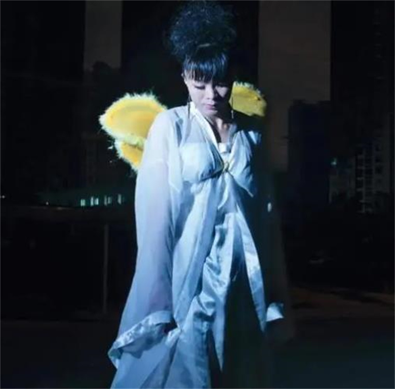 “变性人”李二毛：为爱变女人，被拍17年，41岁在出租屋悲惨离世