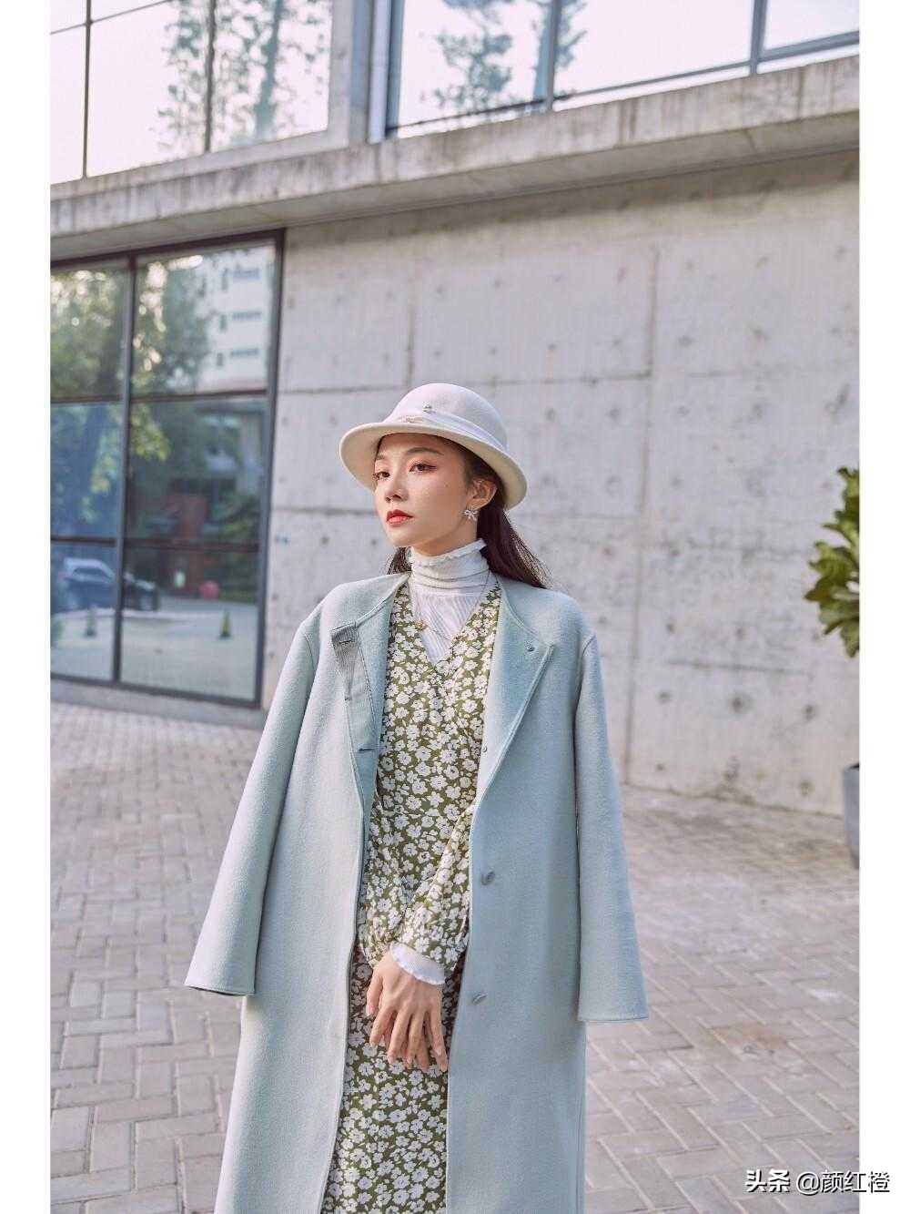 碎花裙开叉款大衣怎么搭配,大衣碎花裙搭配优雅大方有韵味