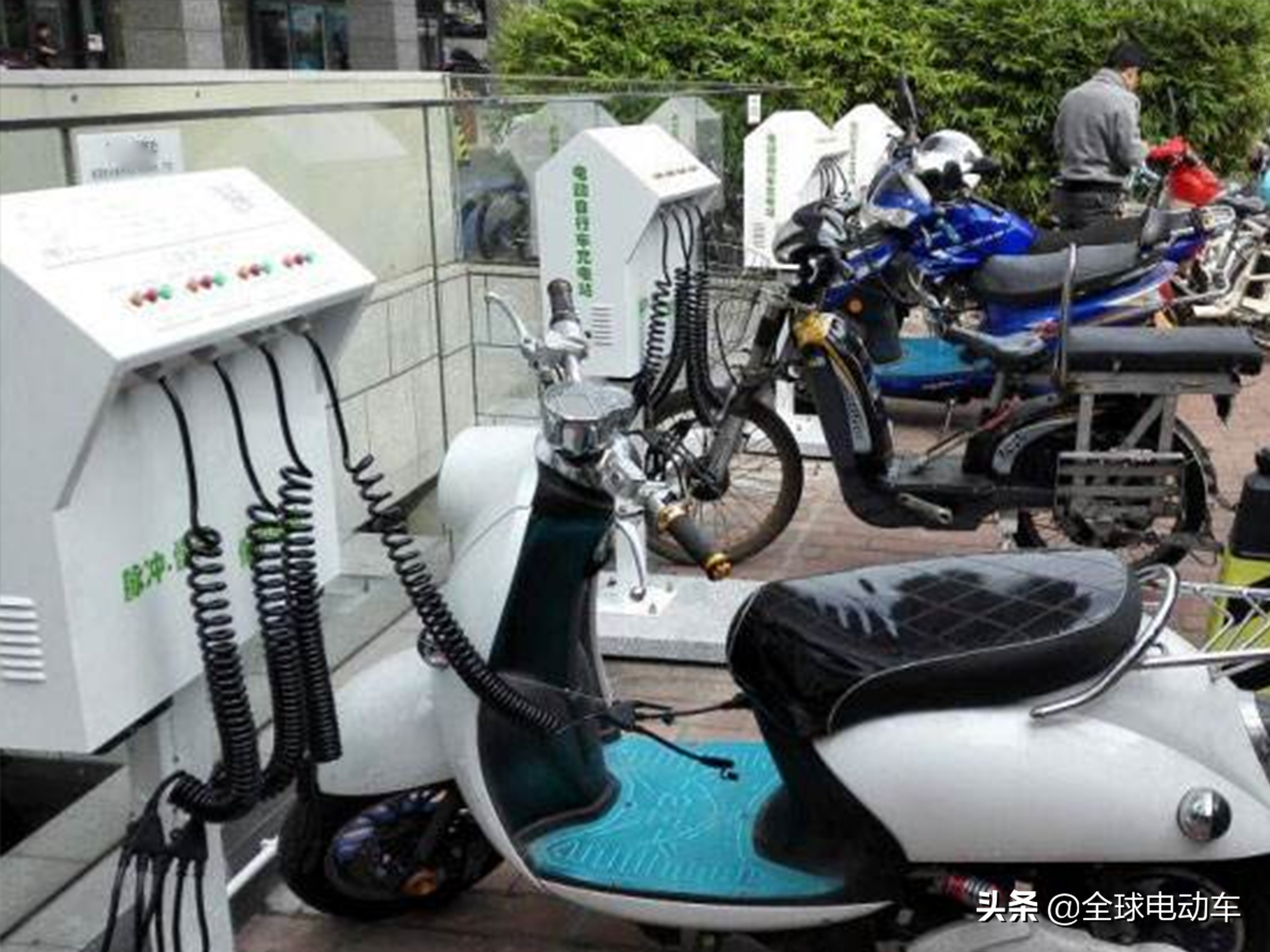 电动车电池充不满怎么修复视频,电动车电瓶亏电充不进电怎么修复