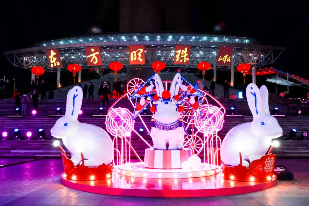 上海游客豫园观赏新年灯会,正月十五元宵节上海哪里有灯会