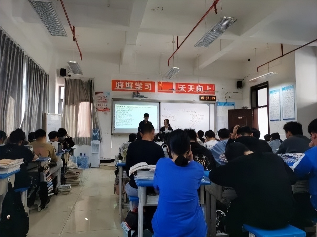 万州三中江南校区最近视频,万州第三中学江南校区