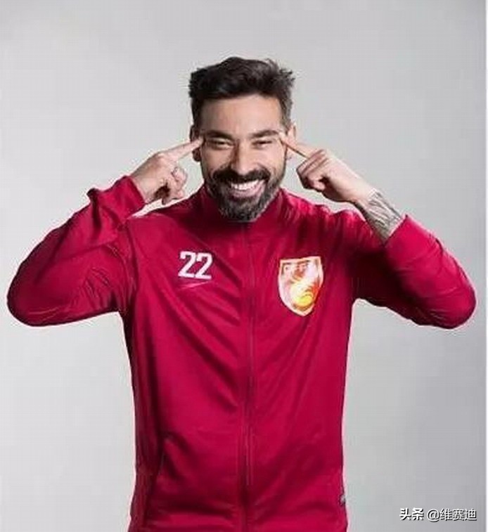 不用洗白眯眯眼、吊眼角，美国模特一家最爱用这个嘲讽中国人