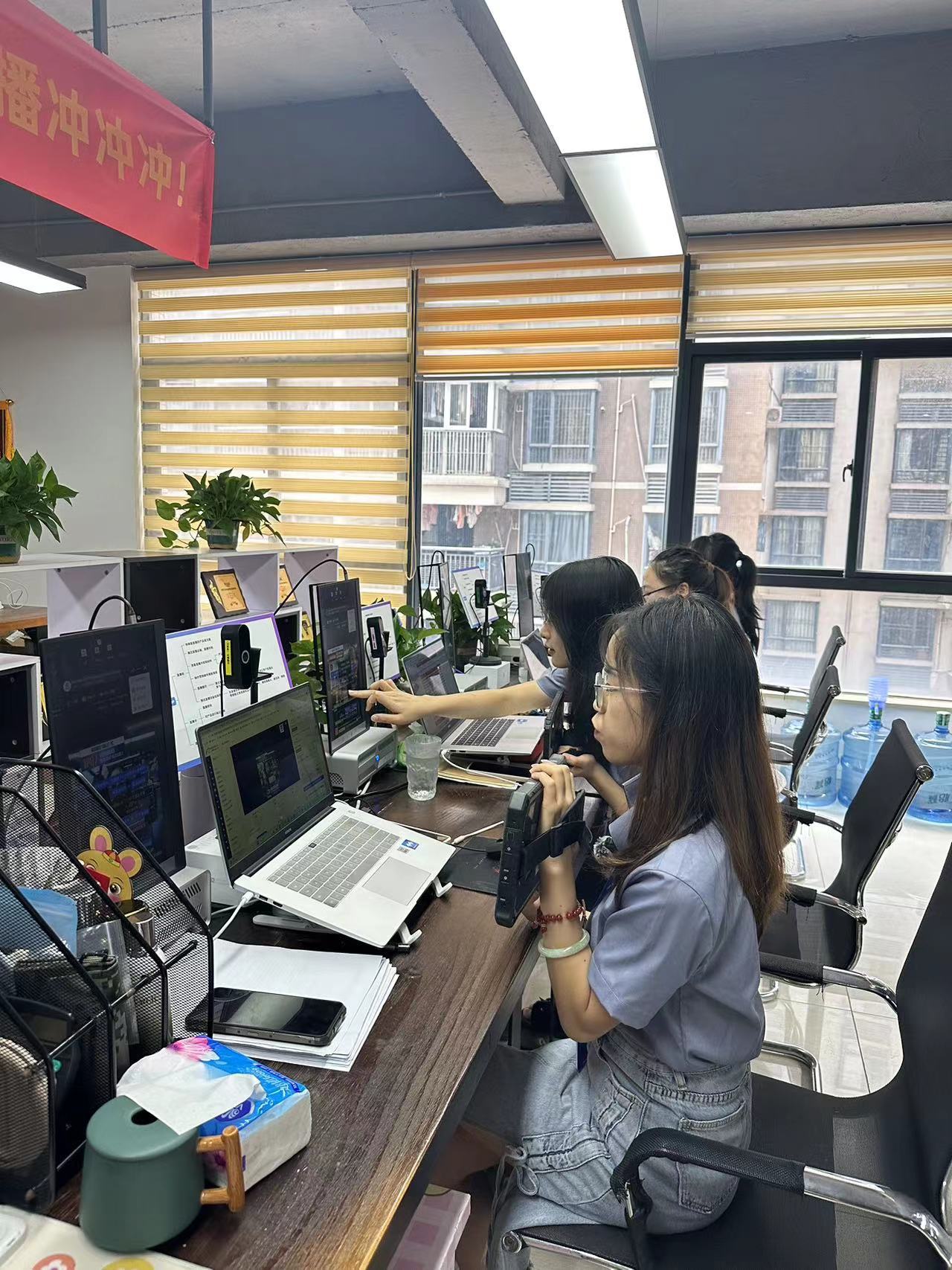 跨境“新生代”③|“我在工位做直播”这里没有李佳琦，也没有罗永浩