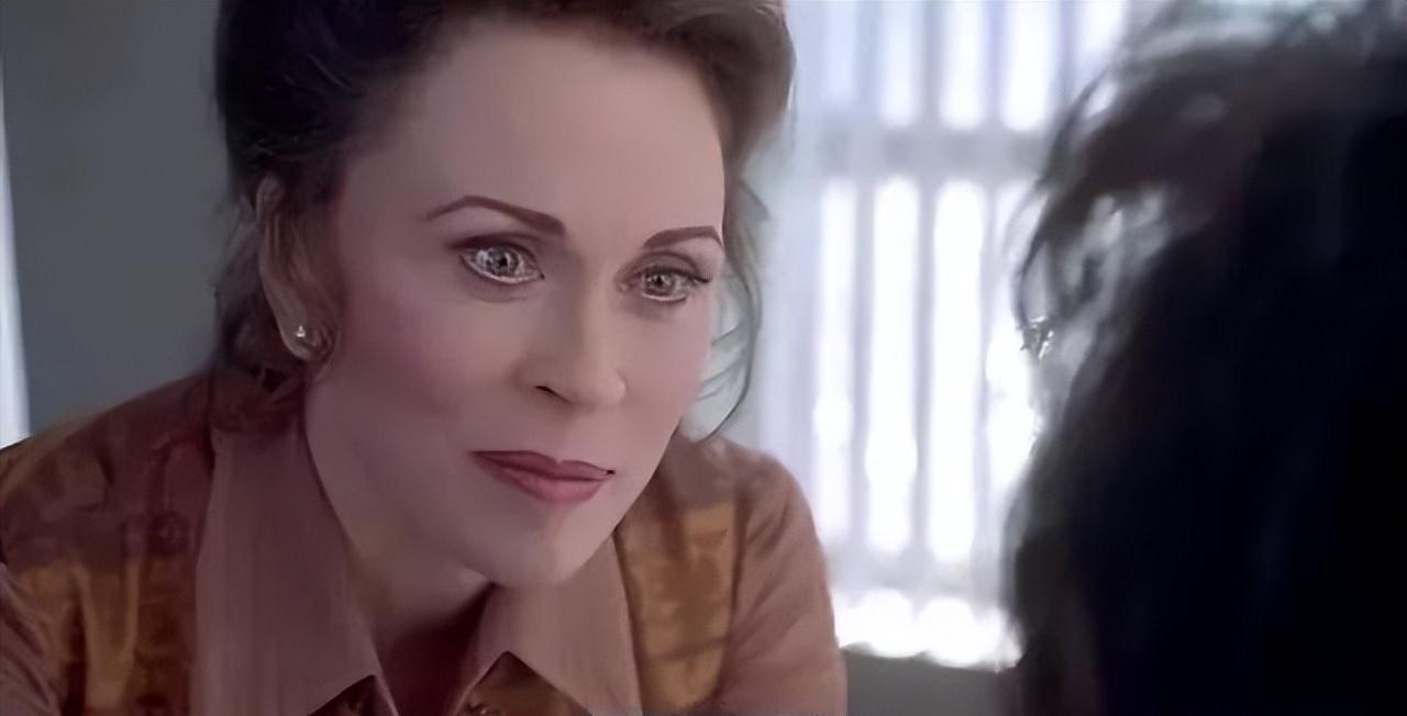 安吉丽娜朱莉1982年出演了什么,朱莉安吉丽娜近年电影