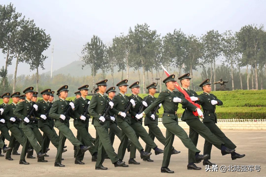 敬礼鲜艳的五星红旗,鲜艳五星红旗下敬礼视频