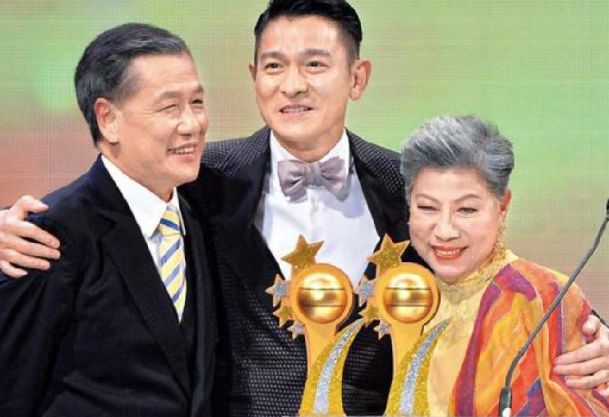 “惨遭吸血”刘德华：身价百亿却让姐姐住贫民窟，她到底做了什么