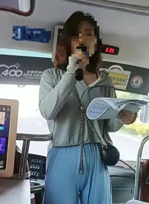 女导游穿紧身裤子被质疑,女导游贴身裤