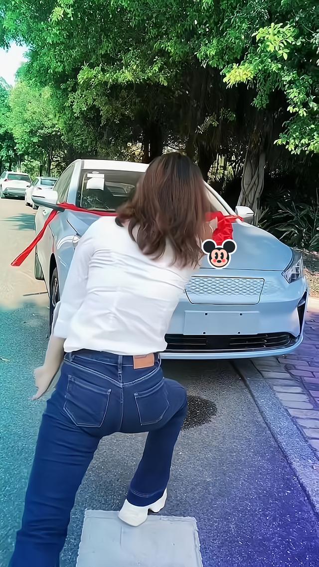一女子买新车,兴奋过度在车辆旁边跳舞,就连锁个车都要摆姿势