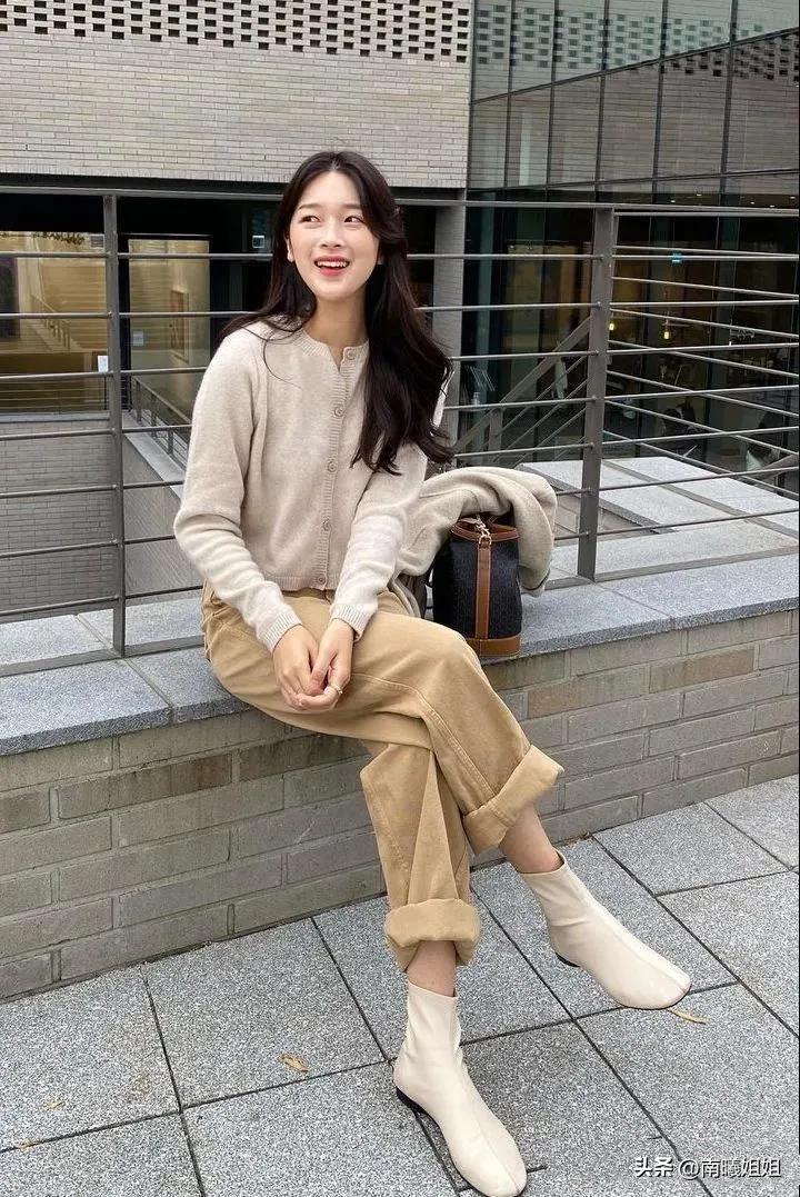 皮肤偏黄的女生穿哪种颜色显白,皮肤黑黄的女性适合穿什么颜色