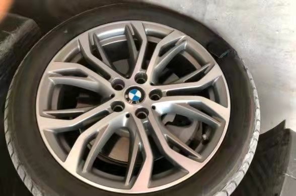 宝马原厂胎是什么品牌的,宝马换胎要换一样的吗