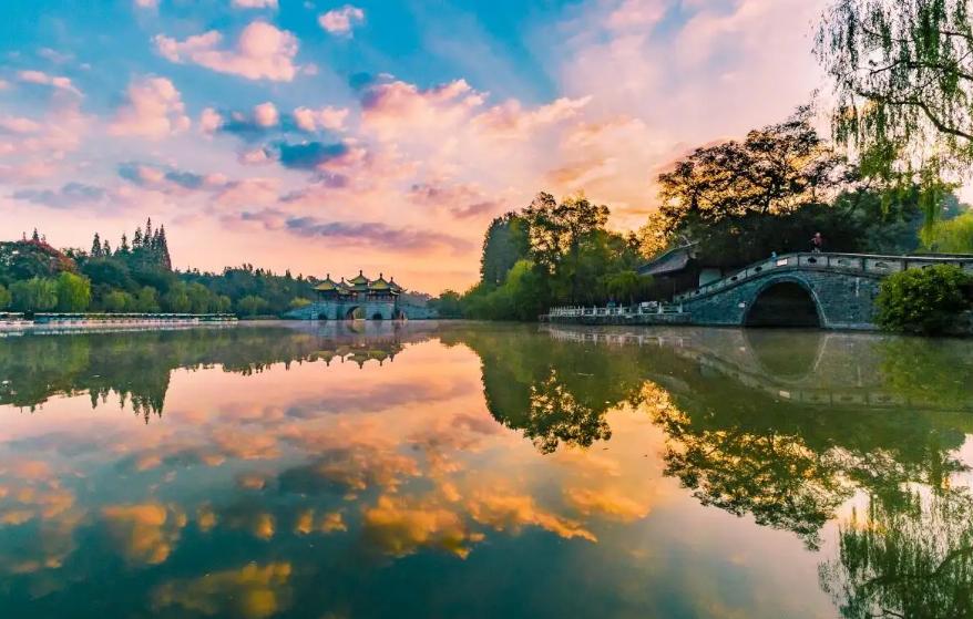 西湖的秋景诗句,西湖的秋天是美丽的