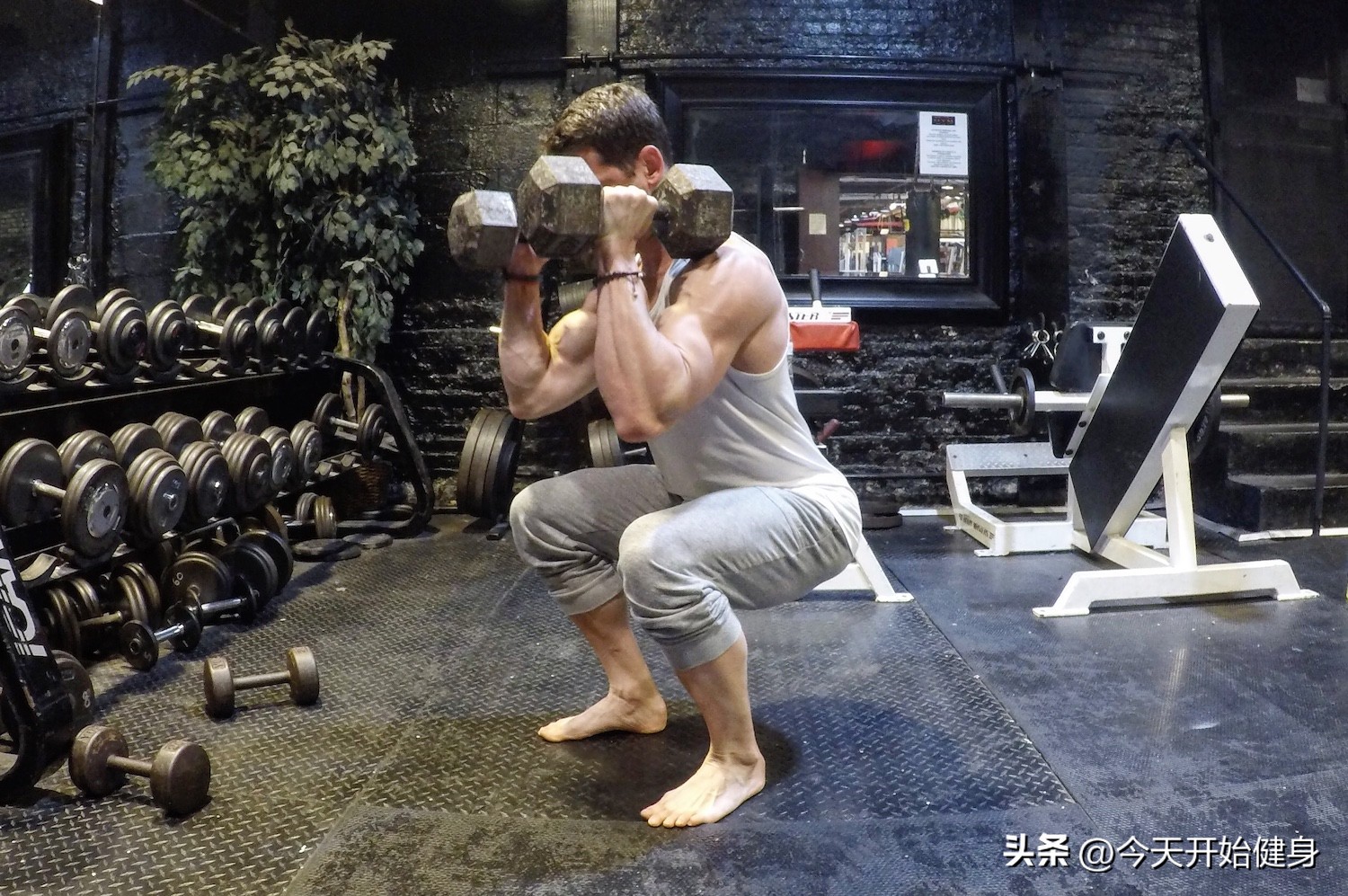 深蹲训练穿跑鞋还是篮球鞋,穿力量鞋深蹲有助于跑步吗