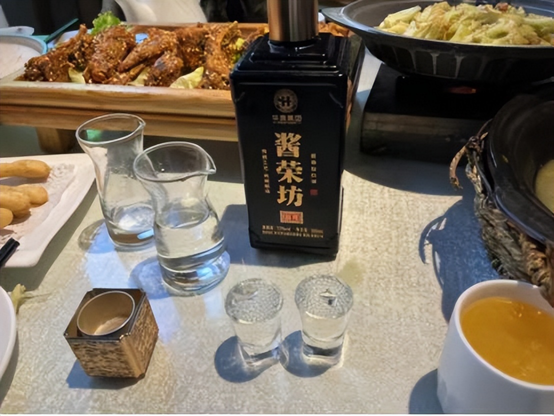 上海一大伯晒藏酒柜惹争议，行家直言：都是便宜酒，却想买买不到