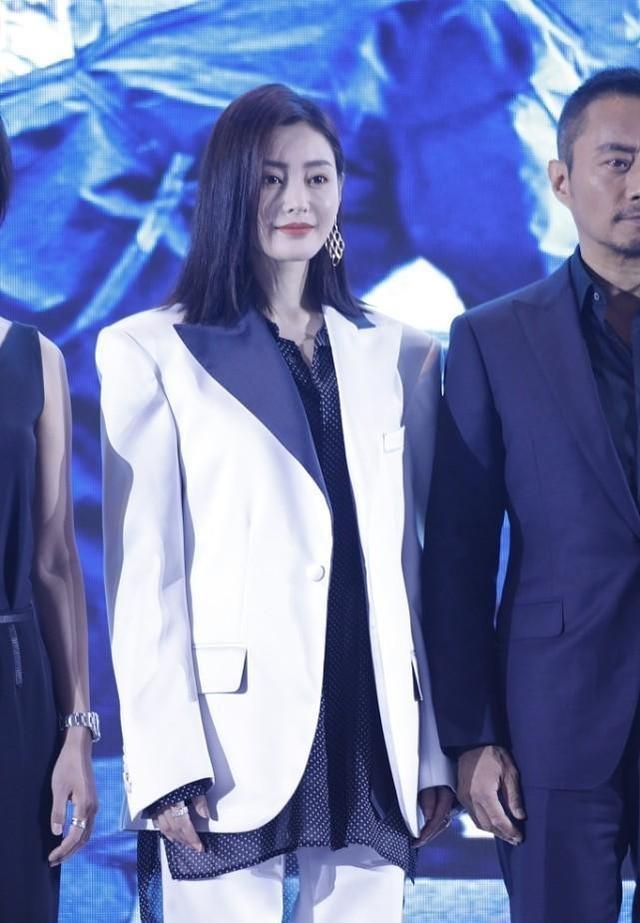 假发，假臀，假肌肉？明星“好皮囊”下，是眼见不一定为实的真相