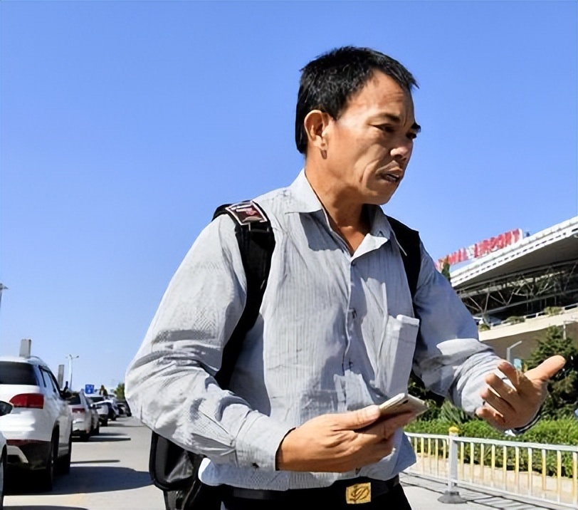 刘德文18年自费背200位老兵回家,刘德文送老兵回广东2001年