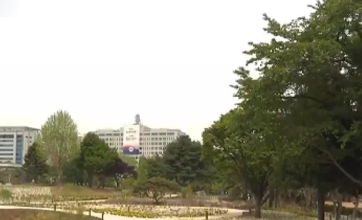 尹锡悦又惹怒韩国民众,韩国民众对尹锡悦雕像泄愤