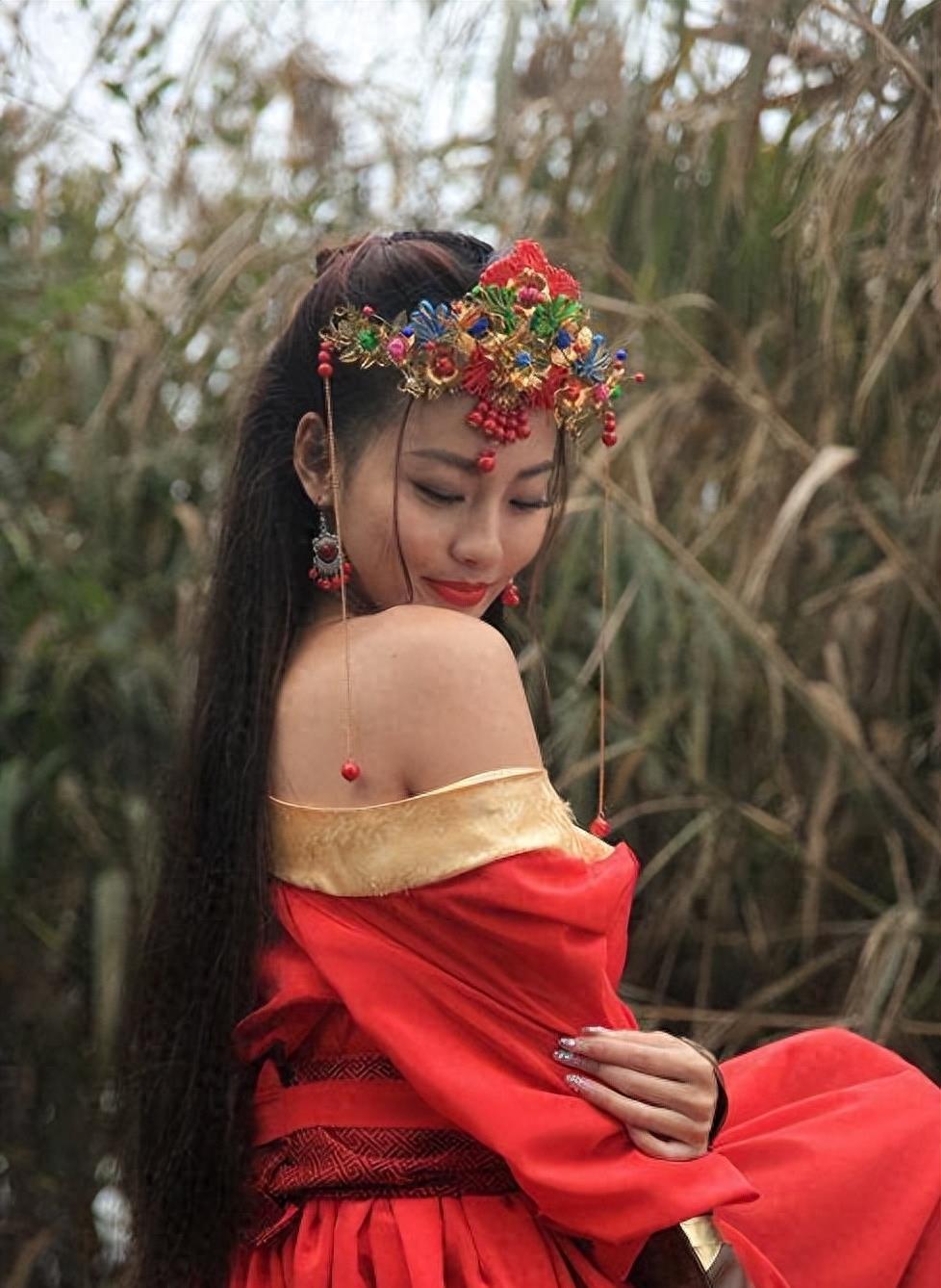 胸罩*点露**，花式泳衣，这些辣眼睛的操作，导演肚子里没一点墨水吗