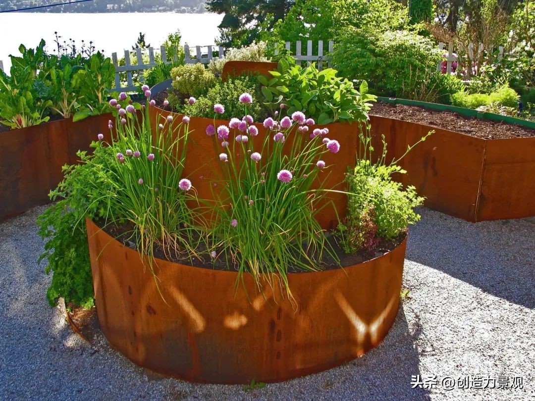 越“锈”越惹人爱的耐候钢，在庭院造景中也被广泛应用着