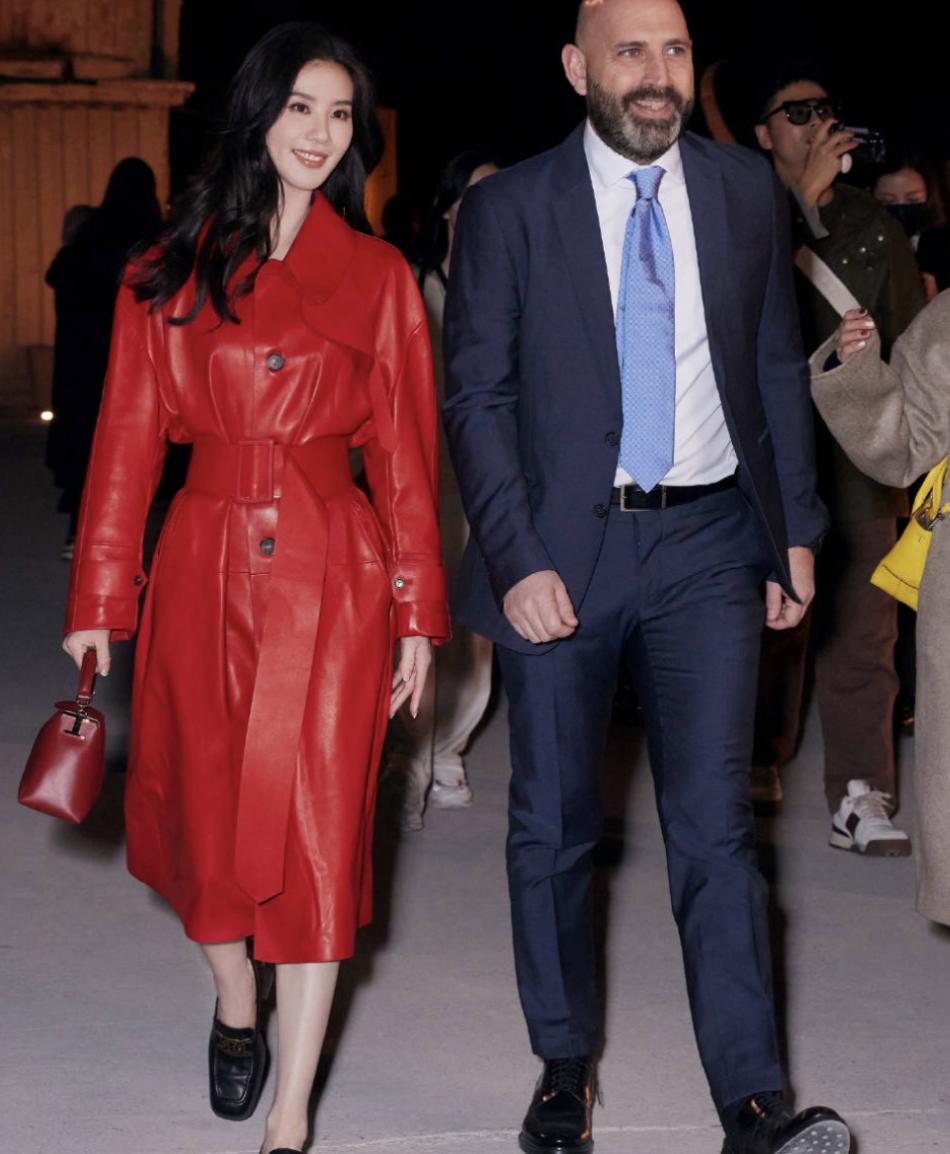 黑丝、抱胸、裸身，娱乐圈没被扒出的“*裤底**”，全在时尚周暴露了