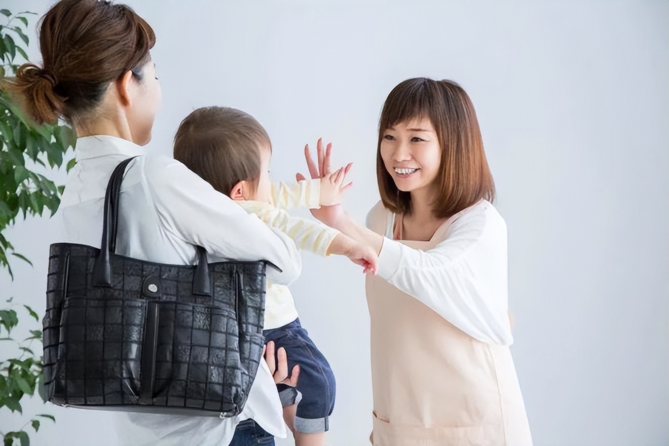 刚满两个月宝宝会翻身正常吗,刚满2个月宝宝会对人笑