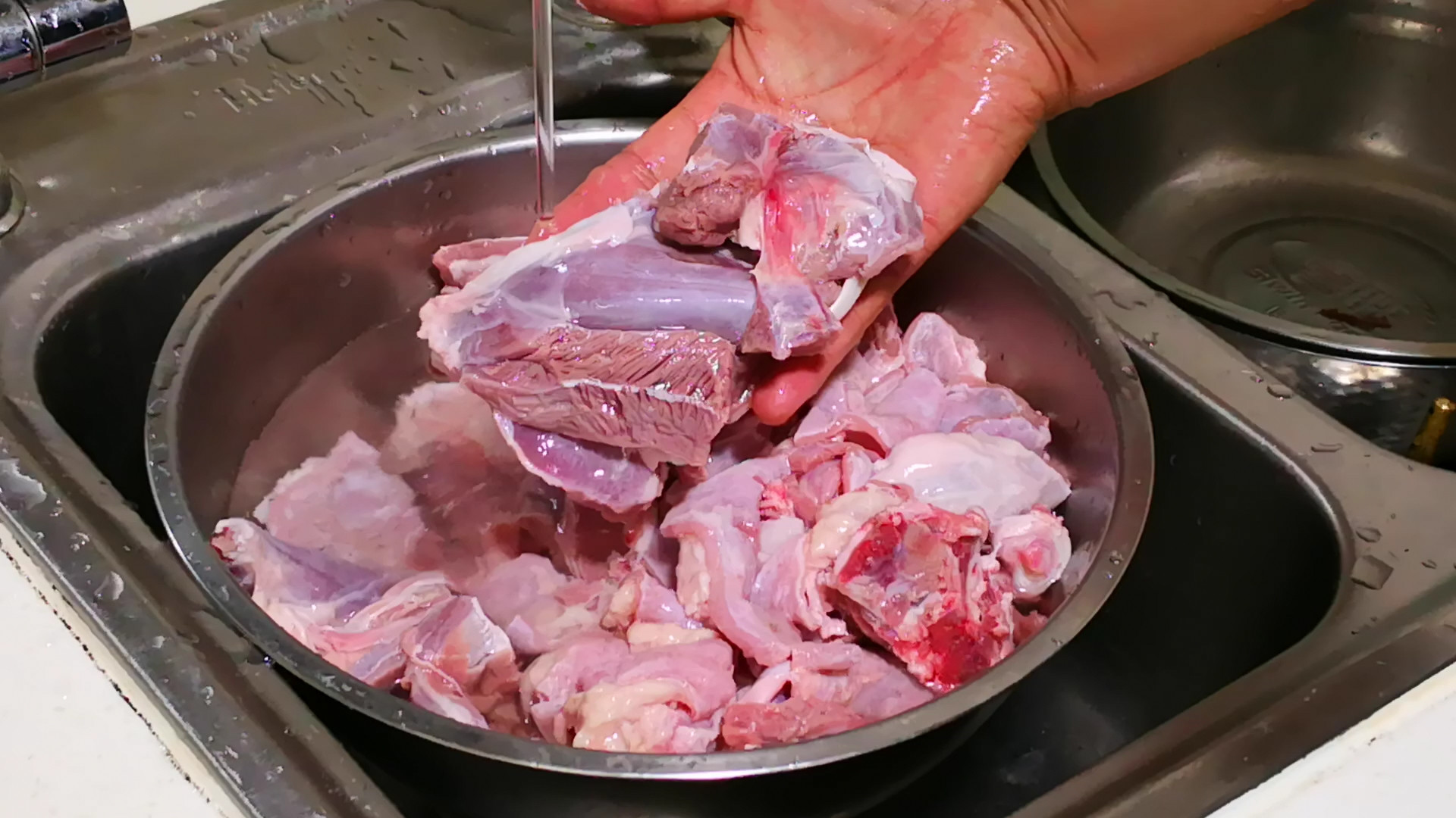 炖排骨时候排骨怎么处理,炖排骨前千万别焯水教你正确做法