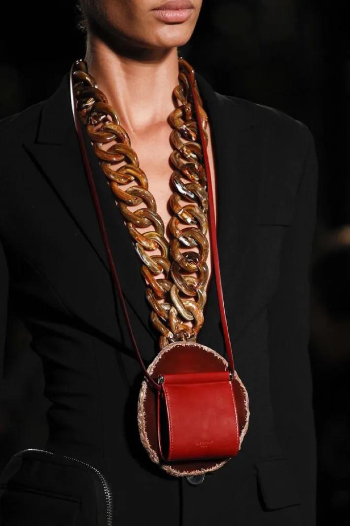 看完了Chanel富贵儿玳瑁，我默默放下了手中的皮质金链...